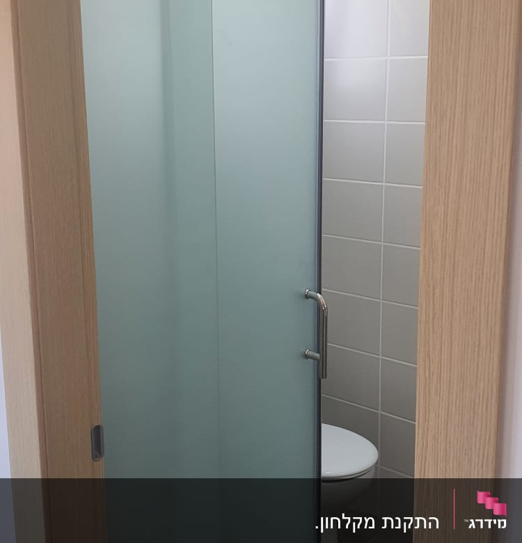דלת זכוכית למקלחת עם ידית מתכת